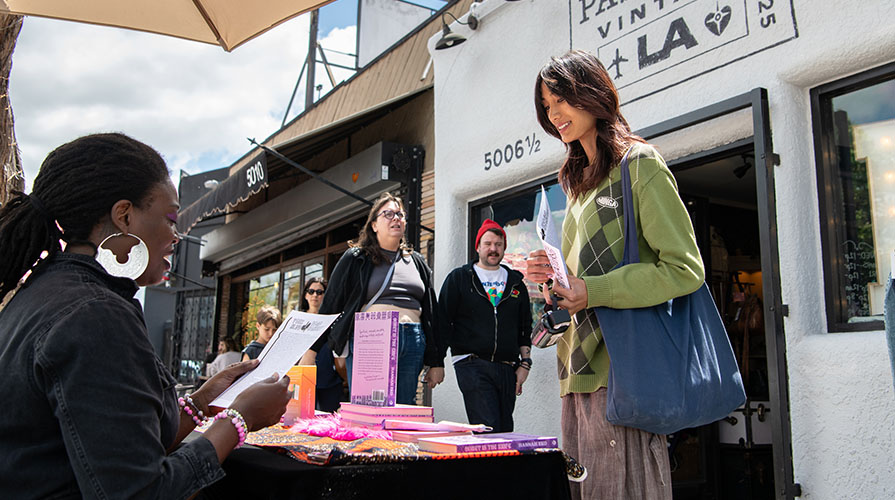 Qingxi Yang visit artist booth in Highland park neighborhood